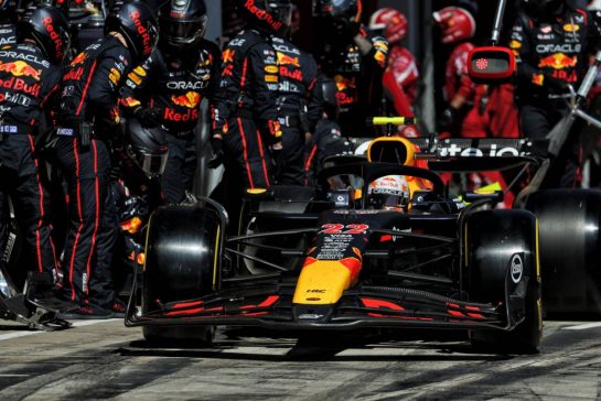 Yuki Tsunoda (JPN) Red Bull Racing RB21 makes a pit stop.
18.05.2025. Formula 1 World Championship, Rd 7, Emilia Romagna Grand Prix, Imola, Italy, Race Day.
- www.xpbimages.com, EMail: requests@xpbimages.com © Copyright: Charniaux / XPB Images