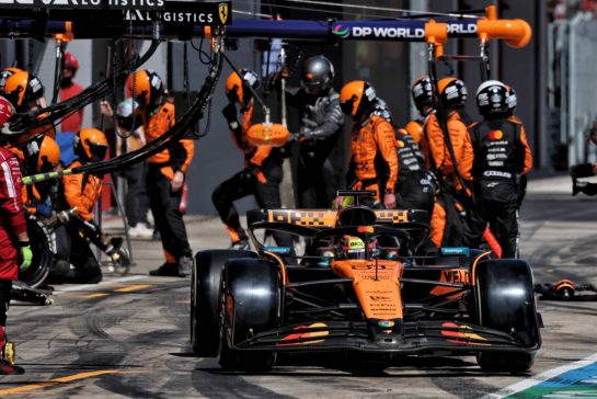 Oscar Piastri (AUS) McLaren MCL39 makes a pit stop.
18.05.2025. Formula 1 World Championship, Rd 7, Emilia Romagna Grand Prix, Imola, Italy, Race Day.
- www.xpbimages.com, EMail: requests@xpbimages.com © Copyright: Charniaux / XPB Images