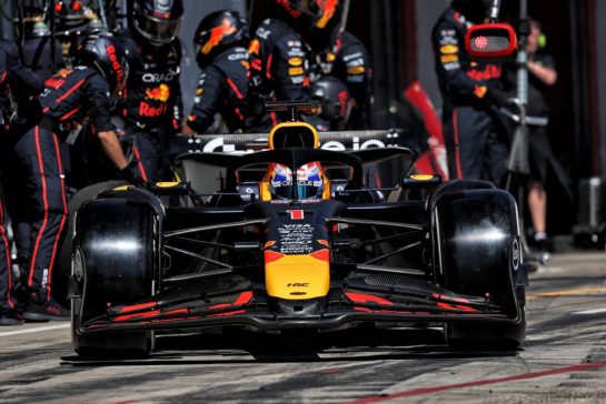 Max Verstappen (NLD) Red Bull Racing RB21 makes a pit stop.
18.05.2025. Formula 1 World Championship, Rd 7, Emilia Romagna Grand Prix, Imola, Italy, Race Day.
- www.xpbimages.com, EMail: requests@xpbimages.com © Copyright: Charniaux / XPB Images