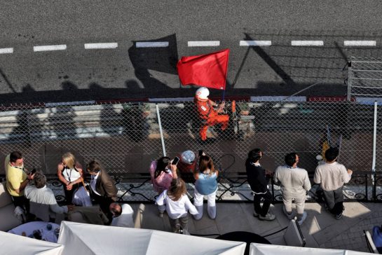 Marshal waves a red flag in the second practice session.
23.05.2025. Formula 1 World Championship, Rd 8, Monaco Grand Prix, Monte Carlo, Monaco, Practice Day.
- www.xpbimages.com, EMail: requests@xpbimages.com © Copyright: Moy / XPB Images