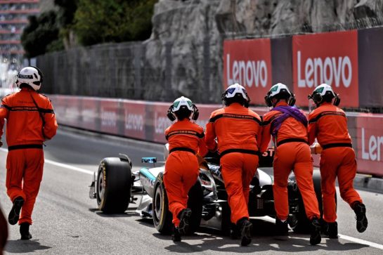 George Russell (GBR) Mercedes AMG F1 W16 is pushed to safety by marshals after he stopped in the tunnel during qualifying.
24.05.2025. Formula 1 World Championship, Rd 8, Monaco Grand Prix, Monte Carlo, Monaco, Qualifying Day.
- www.xpbimages.com, EMail: requests@xpbimages.com © Copyright: Price / XPB Images
