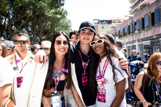 Naomi Campbell (GBR) on the grid with Nathan Falco Briatore (ITA).
25.05.2025. Formula 1 World Championship, Rd 8, Monaco Grand Prix, Monte Carlo, Monaco, Race Day.
- www.xpbimages.com, EMail: requests@xpbimages.com © Copyright: Bearne / XPB Images