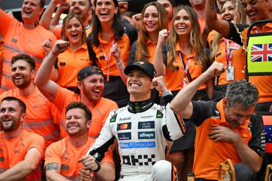 Race winner Lando Norris (GBR) McLaren celebrates with the team.
25.05.2025. Formula 1 World Championship, Rd 8, Monaco Grand Prix, Monte Carlo, Monaco, Race Day.
- www.xpbimages.com, EMail: requests@xpbimages.com © Copyright: Price / XPB Images