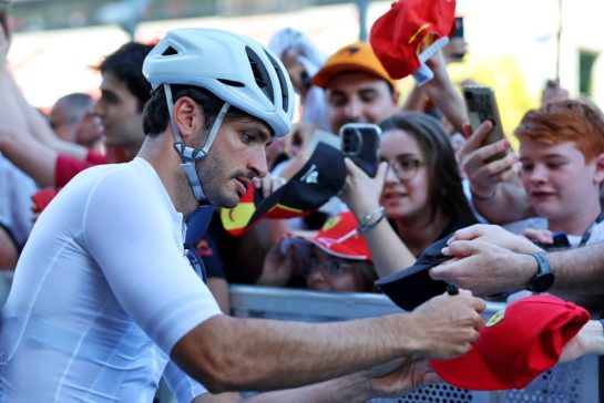 Carlos Sainz (ESP) Atlassian Williams Racing with fans.
29.05.2025. Formula 1 World Championship, Rd 9, Spanish Grand Prix, Barcelona, Spain, Preparation Day.
- www.xpbimages.com, EMail: requests@xpbimages.com © Copyright: Rew / XPB Images