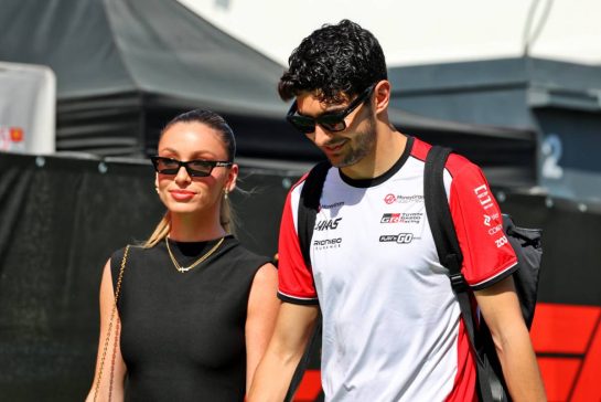 Esteban Ocon (FRA) Haas F1 Team with his girlfriend Flavy Barla (FRA).
31.05.2025. Formula 1 World Championship, Rd 9, Spanish Grand Prix, Barcelona, Spain, Qualifying Day.
- www.xpbimages.com, EMail: requests@xpbimages.com © Copyright: Batchelor / XPB Images