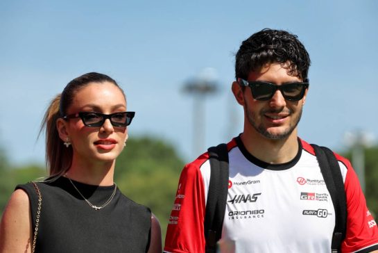 Esteban Ocon (FRA) Haas F1 Team with his girlfriend Flavy Barla (FRA).
31.05.2025. Formula 1 World Championship, Rd 9, Spanish Grand Prix, Barcelona, Spain, Qualifying Day.
- www.xpbimages.com, EMail: requests@xpbimages.com © Copyright: Rew / XPB Images