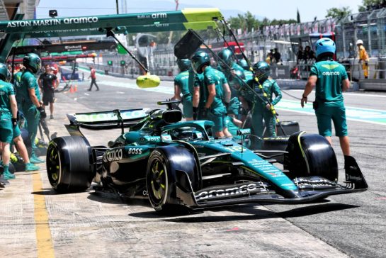 Lance Stroll (CDN) Aston Martin F1 Team AMR25 in the pits.
31.05.2025. Formula 1 World Championship, Rd 9, Spanish Grand Prix, Barcelona, Spain, Qualifying Day.
- www.xpbimages.com, EMail: requests@xpbimages.com © Copyright: Batchelor / XPB Images