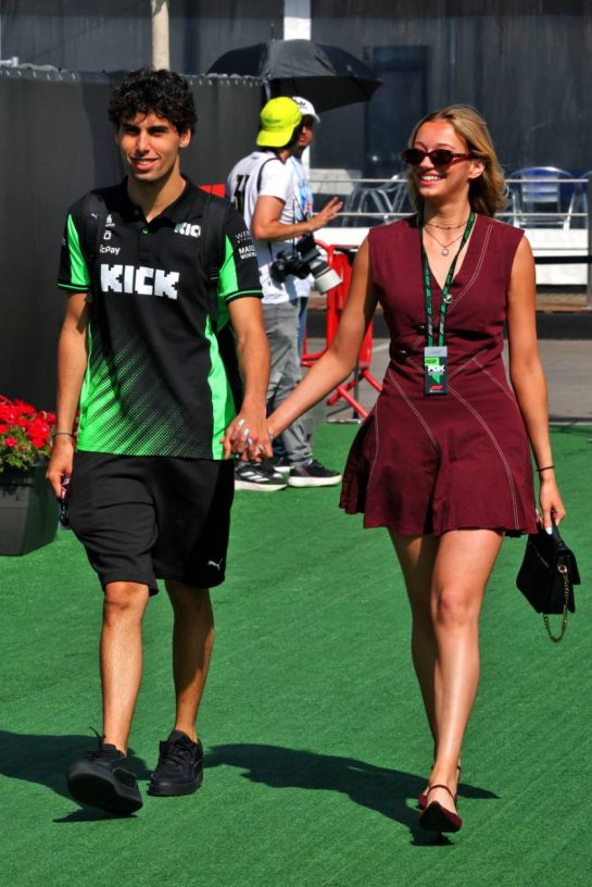 (L to R): Gabriel Bortoleto (BRA) Sauber with his girlfriend Isabella Bernardini (BRA).
01.06.2025. Formula 1 World Championship, Rd 9, Spanish Grand Prix, Barcelona, Spain, Race Day.
- www.xpbimages.com, EMail: requests@xpbimages.com © Copyright: Batchelor / XPB Images