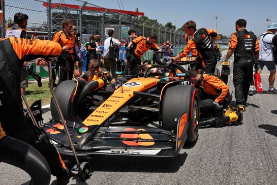 Oscar Piastri (AUS) McLaren MCL39 on the grid.
01.06.2025. Formula 1 World Championship, Rd 9, Spanish Grand Prix, Barcelona, Spain, Race Day.
- www.xpbimages.com, EMail: requests@xpbimages.com © Copyright: Rew / XPB Images