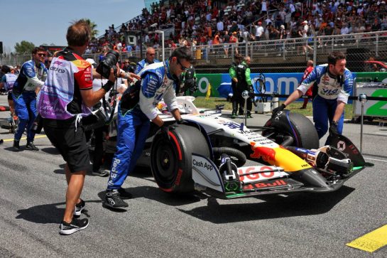 Liam Lawson (NZL) Racing Bulls VCARB 02 on the grid.
01.06.2025. Formula 1 World Championship, Rd 9, Spanish Grand Prix, Barcelona, Spain, Race Day.
- www.xpbimages.com, EMail: requests@xpbimages.com © Copyright: Rew / XPB Images
