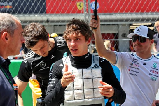 (L to R): Marco Antonelli (ITA) with Andrea Kimi Antonelli (ITA) Mercedes AMG F1 and Valtteri Bottas (FIN) Mercedes AMG F1 Reserve Driver on the grid.
01.06.2025. Formula 1 World Championship, Rd 9, Spanish Grand Prix, Barcelona, Spain, Race Day.
- www.xpbimages.com, EMail: requests@xpbimages.com © Copyright: Rew / XPB Images