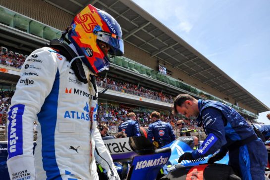 Carlos Sainz (ESP) Atlassian Williams Racing FW47 on the grid.
01.06.2025. Formula 1 World Championship, Rd 9, Spanish Grand Prix, Barcelona, Spain, Race Day.
- www.xpbimages.com, EMail: requests@xpbimages.com © Copyright: Batchelor / XPB Images