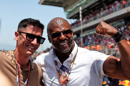 Terry Crews (USA) Actor (Right) on the grid.
01.06.2025. Formula 1 World Championship, Rd 9, Spanish Grand Prix, Barcelona, Spain, Race Day.
- www.xpbimages.com, EMail: requests@xpbimages.com © Copyright: Rew / XPB Images