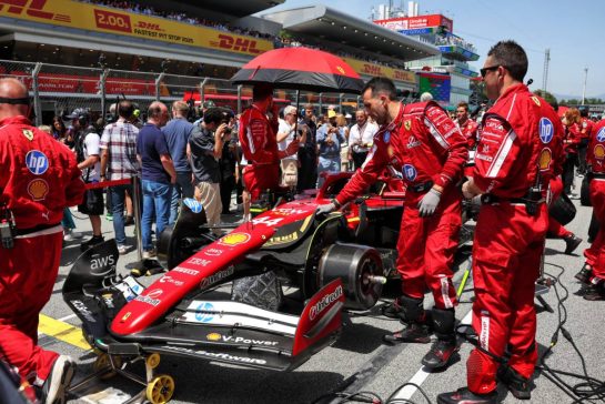 Lewis Hamilton (GBR) Ferrari SF-25 on the grid.
01.06.2025. Formula 1 World Championship, Rd 9, Spanish Grand Prix, Barcelona, Spain, Race Day.
- www.xpbimages.com, EMail: requests@xpbimages.com © Copyright: Rew / XPB Images