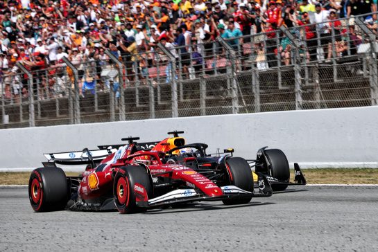 Charles Leclerc (MON) Ferrari SF-25 and Max Verstappen (NLD) Red Bull Racing RB21 battle for position.
01.06.2025. Formula 1 World Championship, Rd 9, Spanish Grand Prix, Barcelona, Spain, Race Day.
- www.xpbimages.com, EMail: requests@xpbimages.com © Copyright: Batchelor / XPB Images