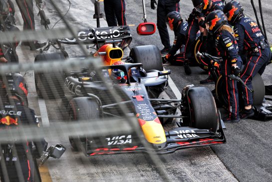 Max Verstappen (NLD) Red Bull Racing RB21 makes a pit stop.
01.06.2025. Formula 1 World Championship, Rd 9, Spanish Grand Prix, Barcelona, Spain, Race Day.
- www.xpbimages.com, EMail: requests@xpbimages.com © Copyright: Bearne / XPB Images
