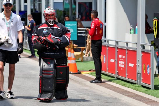 Paddock atmosphere - ice hockey goalkeeper.
12.06.2025. Formula 1 World Championship, Rd 10, Canadian Grand Prix, Montreal, Canada, Preparation Day.
- www.xpbimages.com, EMail: requests@xpbimages.com © Copyright: Rew / XPB Images