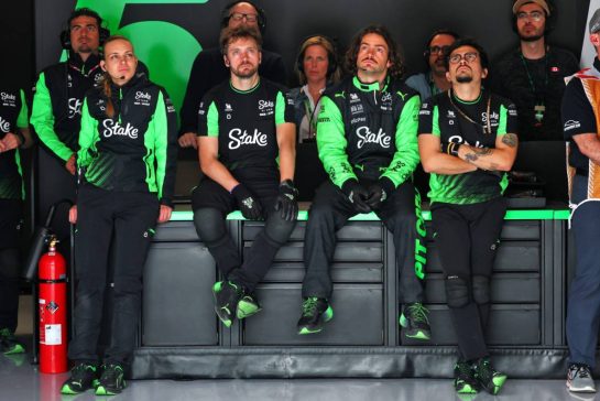 Sauber mechanics.
13.06.2025. Formula 1 World Championship, Rd 10, Canadian Grand Prix, Montreal, Canada, Practice Day.
- www.xpbimages.com, EMail: requests@xpbimages.com © Copyright: Batchelor / XPB Images