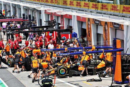Oscar Piastri (AUS) McLaren MCL39 in the pits.
14.06.2025. Formula 1 World Championship, Rd 10, Canadian Grand Prix, Montreal, Canada, Qualifying Day.
- www.xpbimages.com, EMail: requests@xpbimages.com © Copyright: Batchelor / XPB Images