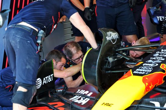 Red Bull Racing RB21 front wheel worked on by mechanics.
14.06.2025. Formula 1 World Championship, Rd 10, Canadian Grand Prix, Montreal, Canada, Qualifying Day.
- www.xpbimages.com, EMail: requests@xpbimages.com © Copyright: Batchelor / XPB Images
