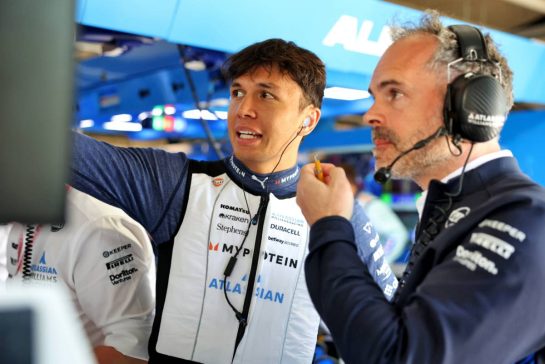 Alexander Albon (THA) Atlassian Williams Racing with James Urwin (GBR) Atlassian Williams Racing Race Engineer.
14.06.2025. Formula 1 World Championship, Rd 10, Canadian Grand Prix, Montreal, Canada, Qualifying Day.
- www.xpbimages.com, EMail: requests@xpbimages.com © Copyright: Bearne / XPB Images