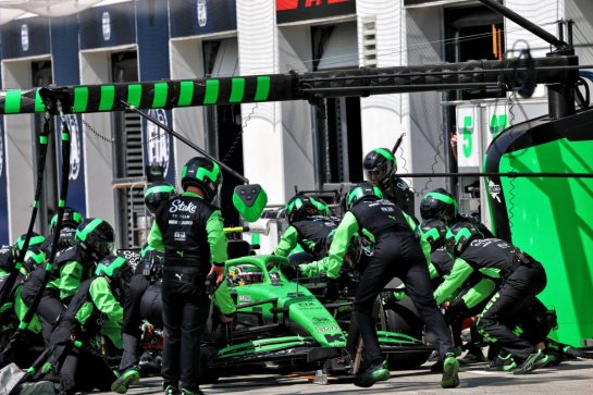 Gabriel Bortoleto (BRA) Sauber C45 makes a pit stop.
15.06.2025. Formula 1 World Championship, Rd 10, Canadian Grand Prix, Montreal, Canada, Race Day.
- www.xpbimages.com, EMail: requests@xpbimages.com © Copyright: Batchelor / XPB Images