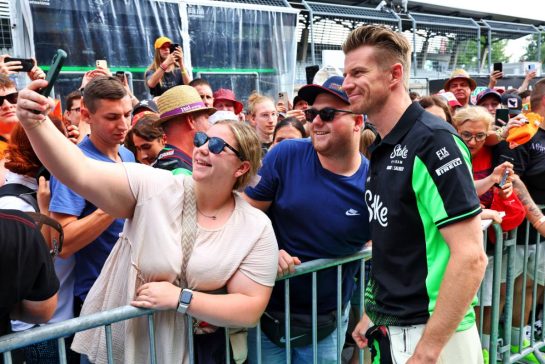 Nico Hulkenberg (GER) Sauber with fans.
26.06.2025. Formula 1 World Championship, Rd 11, Austrian Grand Prix, Spielberg, Austria, Preparation Day.
- www.xpbimages.com, EMail: requests@xpbimages.com © Copyright: Batchelor / XPB Images