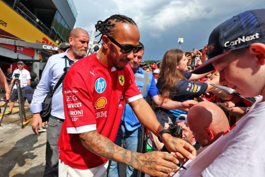 Lewis Hamilton (GBR) Ferrari with fans in the pits.
26.06.2025. Formula 1 World Championship, Rd 11, Austrian Grand Prix, Spielberg, Austria, Preparation Day.
- www.xpbimages.com, EMail: requests@xpbimages.com © Copyright: Moy / XPB Images