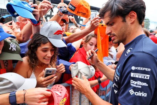 Carlos Sainz (ESP) Atlassian Williams Racing with fans in the pits.
26.06.2025. Formula 1 World Championship, Rd 11, Austrian Grand Prix, Spielberg, Austria, Preparation Day.
- www.xpbimages.com, EMail: requests@xpbimages.com © Copyright: Batchelor / XPB Images