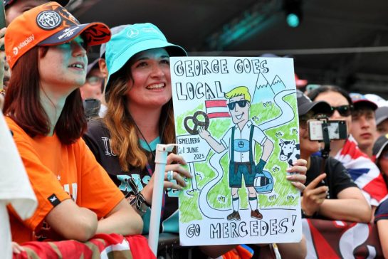 Circuit atmosphere - fans at the FanZone Stage.
28.06.2025. Formula 1 World Championship, Rd 11, Austrian Grand Prix, Spielberg, Austria, Qualifying Day.
- www.xpbimages.com, EMail: requests@xpbimages.com © Copyright: Moy / XPB Images