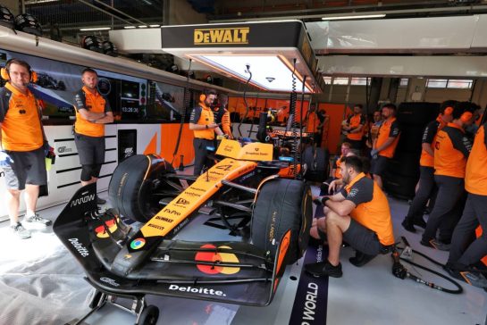 Lando Norris (GBR) McLaren MCL39 with flow-vis paint paint added to the front wing.
28.06.2025. Formula 1 World Championship, Rd 11, Austrian Grand Prix, Spielberg, Austria, Qualifying Day.
- www.xpbimages.com, EMail: requests@xpbimages.com © Copyright: Moy / XPB Images