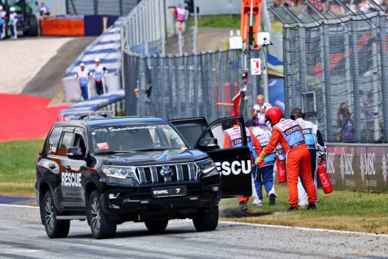 Circuit atmosphere - a grass fire is extinguished during qualifying by marshals.
28.06.2025. Formula 1 World Championship, Rd 11, Austrian Grand Prix, Spielberg, Austria, Qualifying Day.
- www.xpbimages.com, EMail: requests@xpbimages.com © Copyright: Batchelor / XPB Images