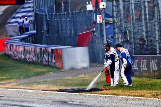Circuit atmosphere - a grass fire is extinguished during qualifying by marshals.
28.06.2025. Formula 1 World Championship, Rd 11, Austrian Grand Prix, Spielberg, Austria, Qualifying Day.
- www.xpbimages.com, EMail: requests@xpbimages.com © Copyright: Batchelor / XPB Images