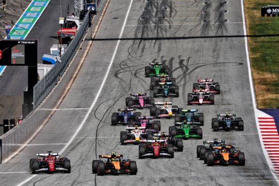 Lando Norris (GBR) McLaren MCL39 leads at the start of the race.
29.06.2025. Formula 1 World Championship, Rd 11, Austrian Grand Prix, Spielberg, Austria, Race Day.
- www.xpbimages.com, EMail: requests@xpbimages.com © Copyright: Batchelor / XPB Images