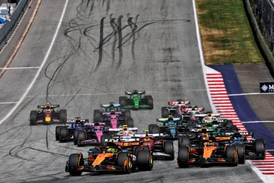 Lando Norris (GBR) McLaren MCL39 leads at the start of the race.
29.06.2025. Formula 1 World Championship, Rd 11, Austrian Grand Prix, Spielberg, Austria, Race Day.
- www.xpbimages.com, EMail: requests@xpbimages.com © Copyright: Batchelor / XPB Images