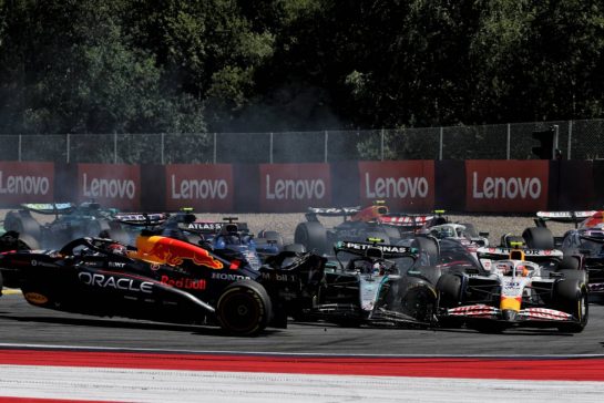 Andrea Kimi Antonelli (ITA) Mercedes AMG F1 W16 crashes into Max Verstappen (NLD) Red Bull Racing RB21 at the start of the race.
29.06.2025. Formula 1 World Championship, Rd 11, Austrian Grand Prix, Spielberg, Austria, Race Day.
- www.xpbimages.com, EMail: requests@xpbimages.com © Copyright: Charniaux / XPB Images