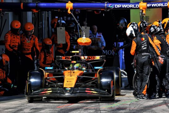 Lando Norris (GBR) McLaren MCL39 makes a pit stop.
29.06.2025. Formula 1 World Championship, Rd 11, Austrian Grand Prix, Spielberg, Austria, Race Day.
- www.xpbimages.com, EMail: requests@xpbimages.com © Copyright: Batchelor / XPB Images