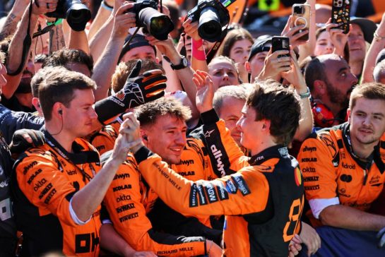 Oscar Piastri (AUS) McLaren celebrates his second position in parc ferme with the team.
29.06.2025. Formula 1 World Championship, Rd 11, Austrian Grand Prix, Spielberg, Austria, Race Day.
- www.xpbimages.com, EMail: requests@xpbimages.com © Copyright: Moy / XPB Images