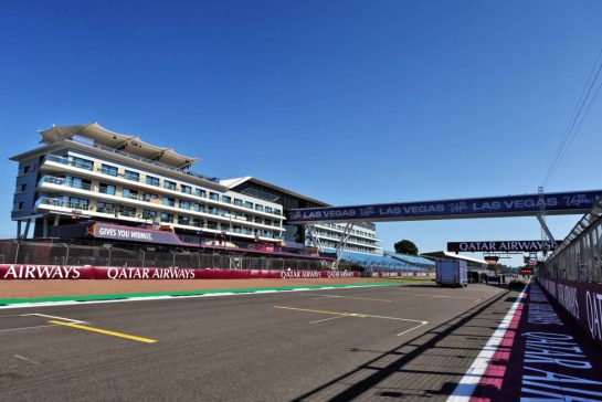 Circuit atmosphere - Hilton Garden Inn Silverstone trackside on the Hamilton Straight.
03.07.2025. Formula 1 World Championship, Rd 12, British Grand Prix, Silverstone, England, Preparation Day.
- www.xpbimages.com, EMail: requests@xpbimages.com © Copyright: Moy / XPB Images