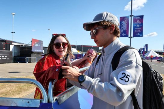 Andrea Kimi Antonelli (ITA) Mercedes AMG F1 with fans.
03.07.2025. Formula 1 World Championship, Rd 12, British Grand Prix, Silverstone, England, Preparation Day.
- www.xpbimages.com, EMail: requests@xpbimages.com © Copyright: Moy / XPB Images