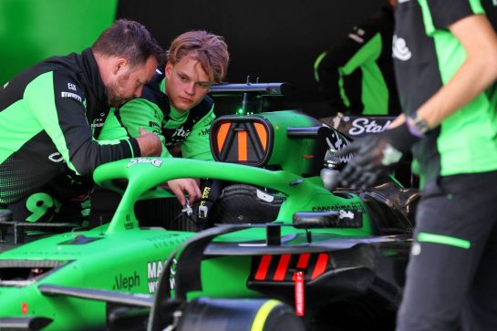 Paul Aron (EST) Sauber C45 Test Driver.
03.07.2025. Formula 1 World Championship, Rd 12, British Grand Prix, Silverstone, England, Preparation Day.
- www.xpbimages.com, EMail: requests@xpbimages.com © Copyright: Davenport / XPB Images
