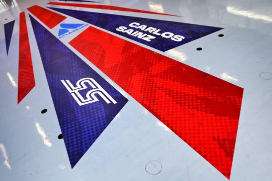 Carlos Sainz (ESP) Atlassian Williams Racing - pit garage floor.
04.07.2025. Formula 1 World Championship, Rd 12, British Grand Prix, Silverstone, England, Practice Day.
- www.xpbimages.com, EMail: requests@xpbimages.com © Copyright: Batchelor / XPB Images