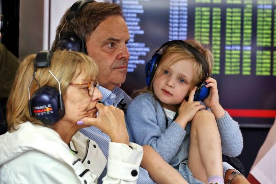 Rupert Manwaring's (GBR) Red Bull Racing Performance Coach parents and daughter.
05.07.2025. Formula 1 World Championship, Rd 12, British Grand Prix, Silverstone, England, Qualifying Day.
- www.xpbimages.com, EMail: requests@xpbimages.com © Copyright: Moy / XPB Images