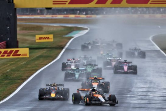 Oscar Piastri (AUS) McLaren MCL39 leads Max Verstappen (NLD) Red Bull Racing RB21 as the Mercedes FIA Safety Car heads to the pits.
06.07.2025. Formula 1 World Championship, Rd 12, British Grand Prix, Silverstone, England, Race Day.
- www.xpbimages.com, EMail: requests@xpbimages.com © Copyright: Rew / XPB Images