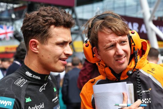 (L to R): Lando Norris (GBR) McLaren with William Joseph (GBR) McLaren Race Engineer on the grid.
06.07.2025. Formula 1 World Championship, Rd 12, British Grand Prix, Silverstone, England, Race Day.
- www.xpbimages.com, EMail: requests@xpbimages.com © Copyright: Moy / XPB Images