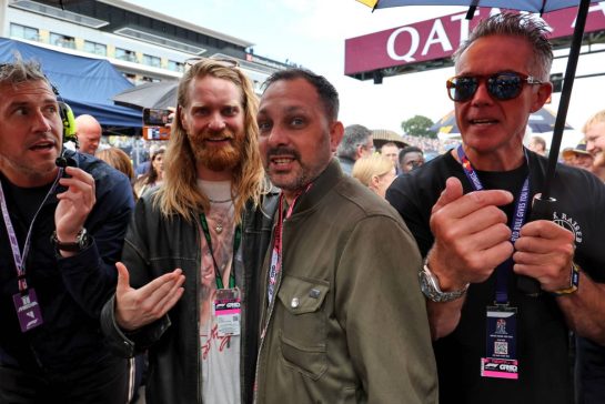 Dynamo (GBR) Magician and Sam Ryder (GBR) Singer on the grid.
06.07.2025. Formula 1 World Championship, Rd 12, British Grand Prix, Silverstone, England, Race Day.
- www.xpbimages.com, EMail: requests@xpbimages.com © Copyright: Moy / XPB Images