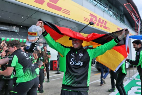 Nico Hulkenberg (GER) Sauber celebrates his third position with the team.
06.07.2025. Formula 1 World Championship, Rd 12, British Grand Prix, Silverstone, England, Race Day.
- www.xpbimages.com, EMail: requests@xpbimages.com © Copyright: Charniaux / XPB Images