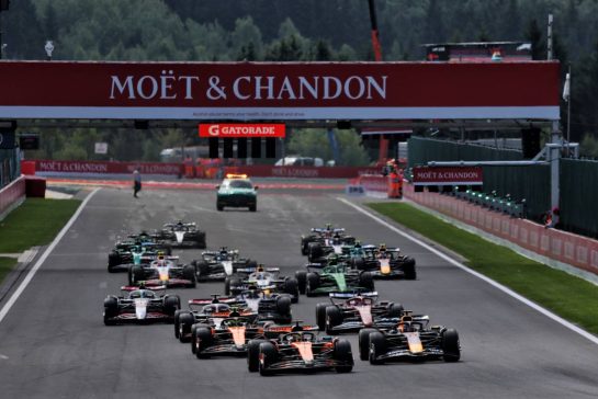 Oscar Piastri (AUS) McLaren MCL39 leads Max Verstappen (NLD) Red Bull Racing RB21 at the start of the race.
26.07.2025. Formula 1 World Championship, Rd 13, Belgian Grand Prix, Spa Francorchamps, Belgium, Sprint and Qualifying Day.
- www.xpbimages.com, EMail: requests@xpbimages.com © Copyright: Batchelor / XPB Images