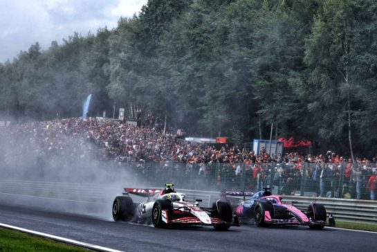 Oliver Bearman (GBR) Haas VF-25 abd Pierre Gasly (FRA) Alpine F1 Team A525 battle for position.
27.07.2025. Formula 1 World Championship, Rd 13, Belgian Grand Prix, Spa Francorchamps, Belgium, Race Day.
- www.xpbimages.com, EMail: requests@xpbimages.com © Copyright: Bearne / XPB Images