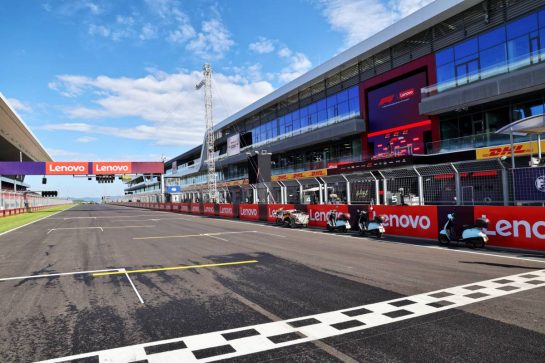 Circuit atmosphere - new  pit buildings and grandstand on the start / finish straight.
31.07.2025. Formula 1 World Championship, Rd 14, Hungarian Grand Prix, Budapest, Hungary, Preparation Day.
- www.xpbimages.com, EMail: requests@xpbimages.com © Copyright: Batchelor / XPB Images